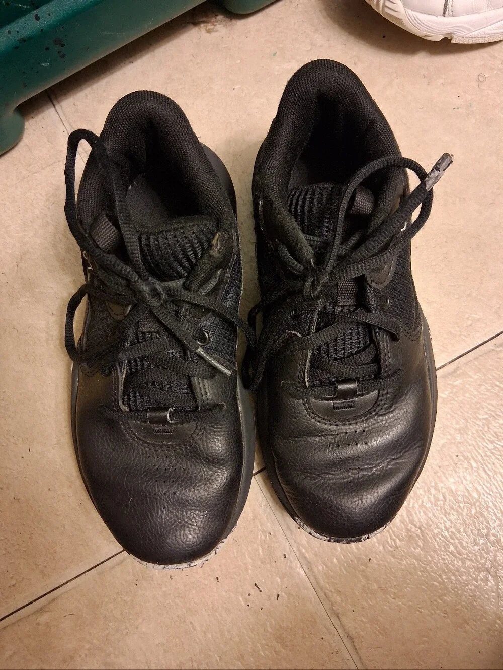 Boys Black UNDER ARMOUR Athletic Sneakers - Comfortable Everyday Trainers Sz 2Y